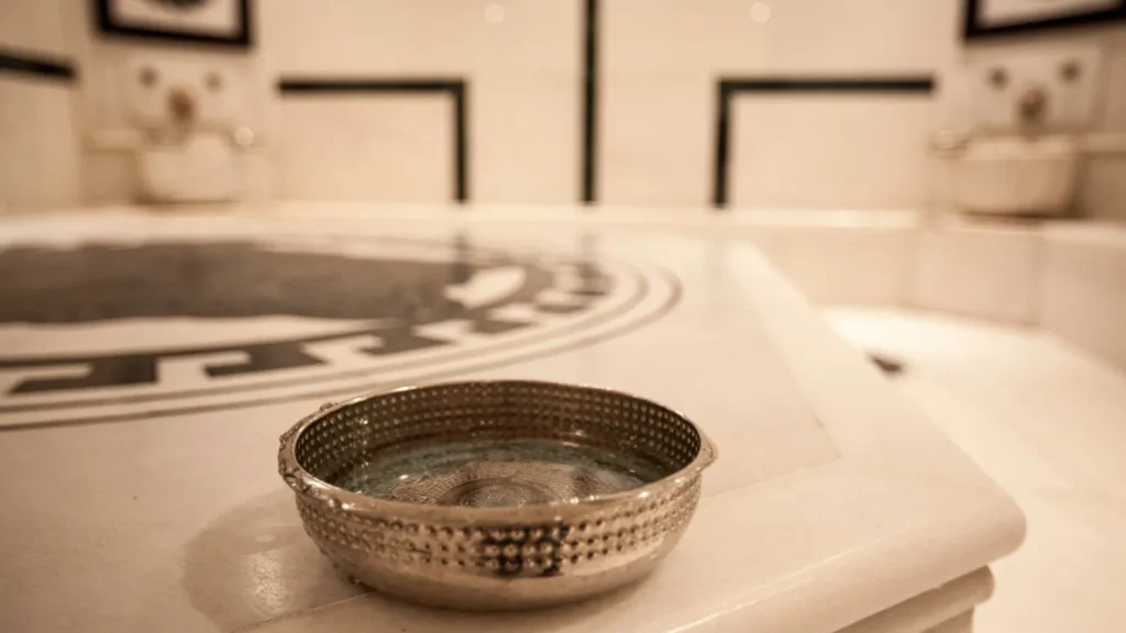 Close-up of kese glove exfoliating the back during Turkish bath